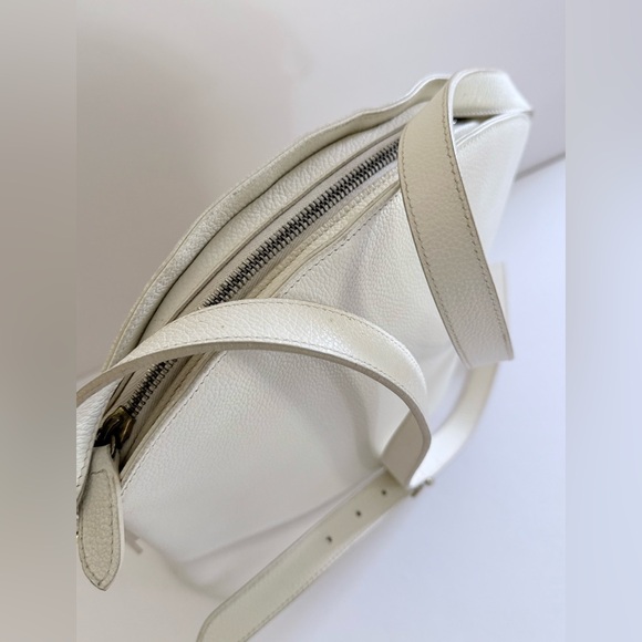 COACH || Authentic - Made in Italy Vintage Coach Crossbody Bag. - Picture 4 of 16